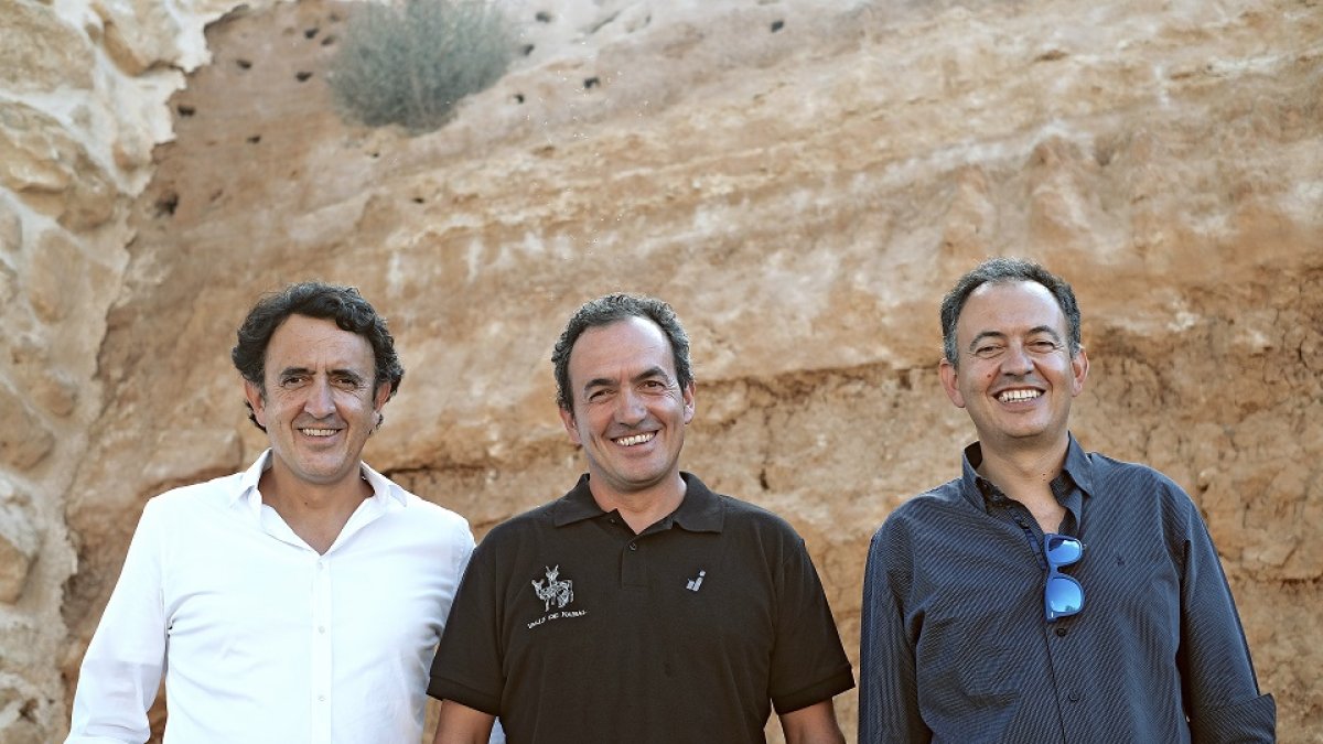 Los hermanos Navarro, Óscar, Andrés y Daniel, en el exterior de su bodega, en la localidad burgalesa de Gumiel de Izán. /