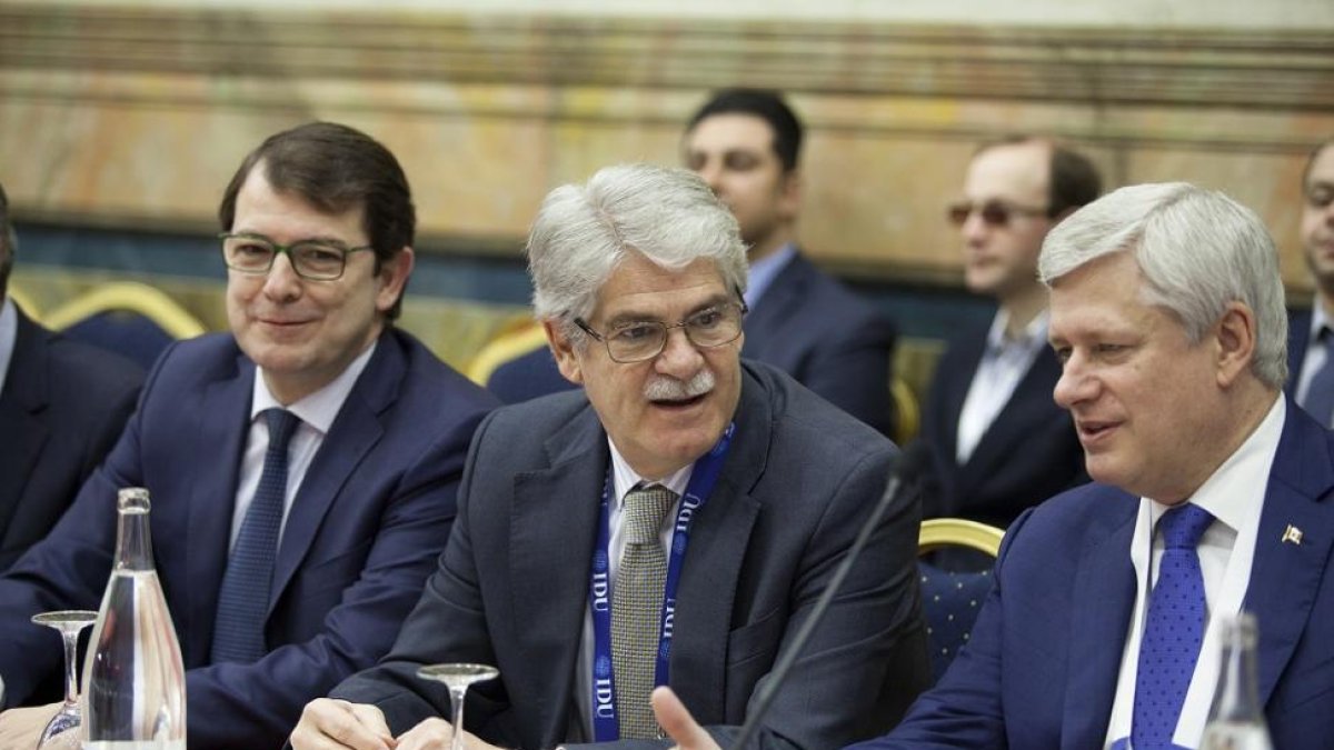 ministro de exteriores, Alfonso Dastis, junto al presidente del Partido Popular de Castilla y León, Alfonso Fernández Mañueco, inauguran la cumbre de líderes de la Unión Demócrata Internacional-ICAL