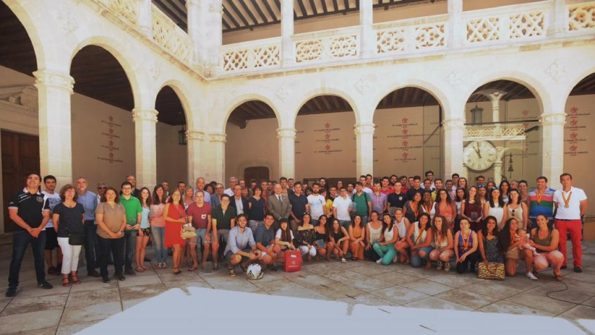 Todos los premiados del Trofeo Rector de la Universidad de Valladolid posan en el Palacio de Santa Cruz.-MARIANO GONZÁLEZ