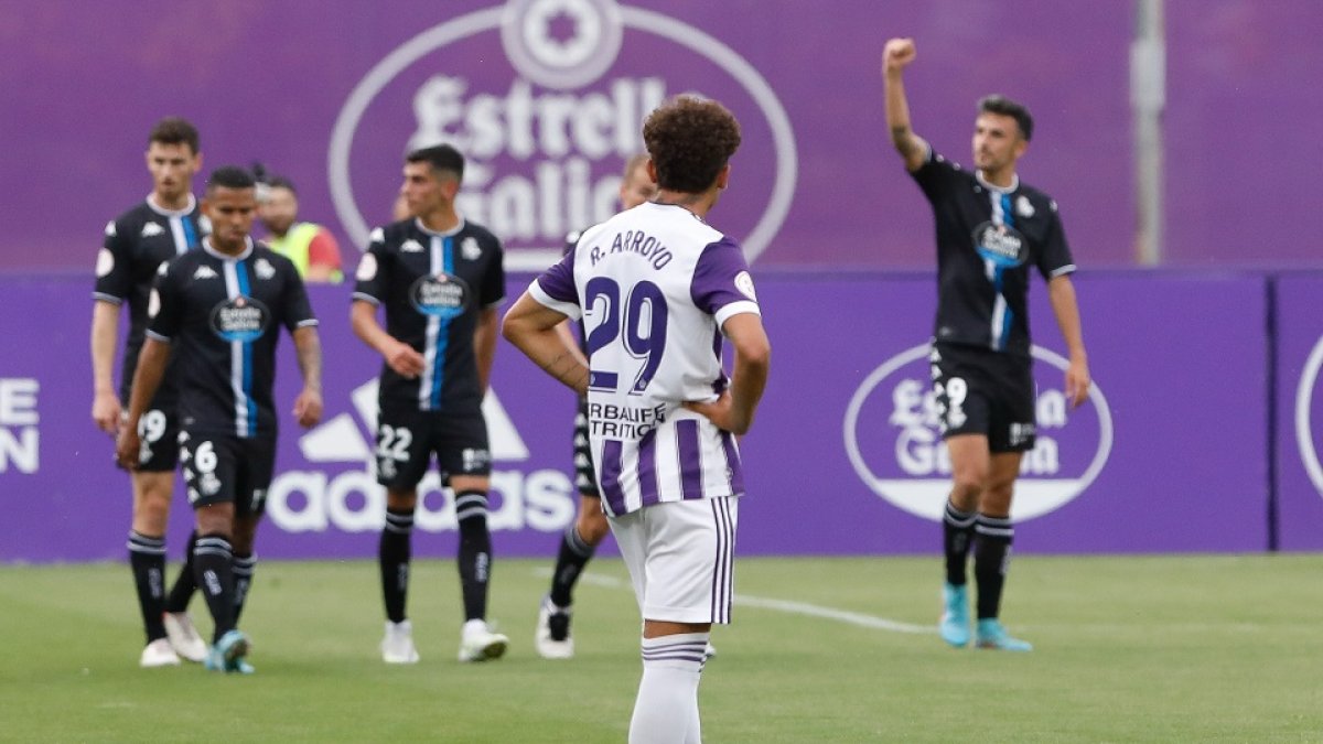 Quiles celebra el 0-2 ante la desesperación de Arroyo. J. M. LOSTAU