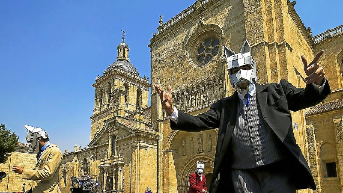 ‘The Wolves’ de  La FAM Cia de Teatre deslumbró en la plaza Herrasti.-ICAL