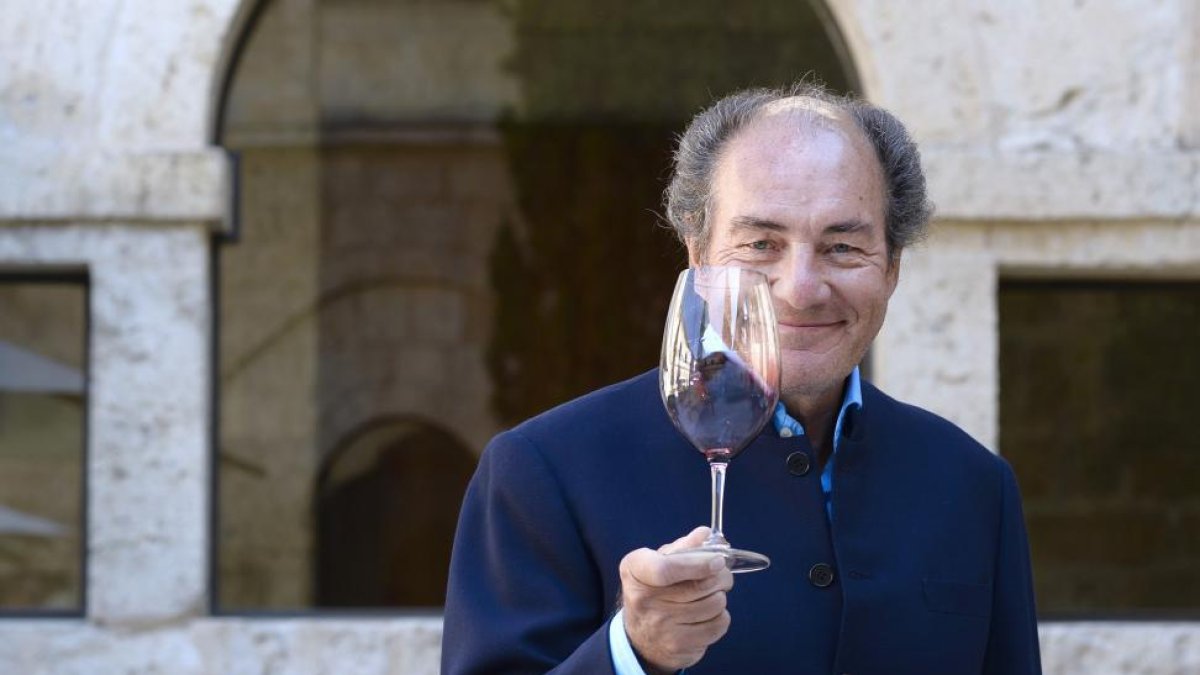 El austriacoGeorg Riedel sostiene una de sus copas en el claustro de Abadía Retuerta.-NACHO GALLEGO