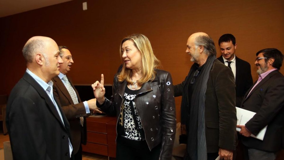 La consejera de Economía y Hacienda, Pilar del Olmo, preside la reunión constitutiva del grupo de apoyo al experto designado por la Comunidad para la reforma de la financiación autonómica.-ICAL