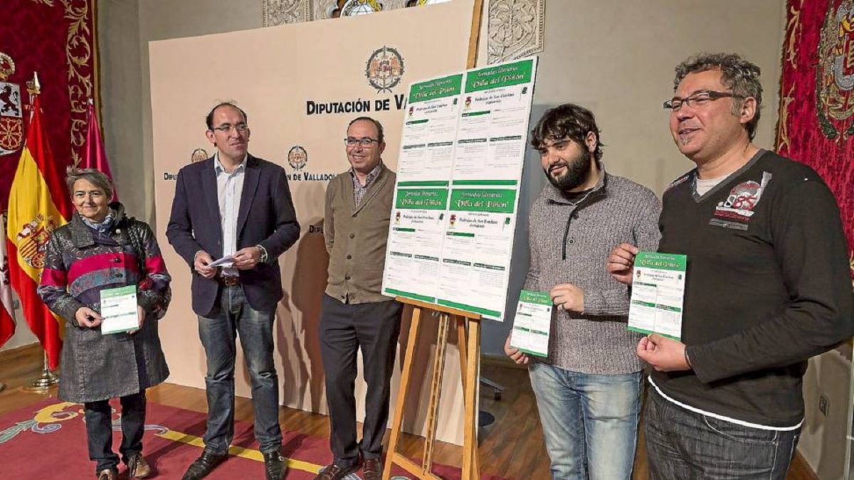Presentación de las jornadas literarias ayer, con el alcalde de Pedrajas (2º izq) y el diputado de Turismo (3º)-El Mundo