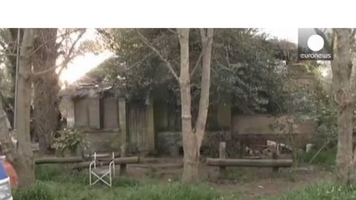 Imagen de la casa donde han estado enjaulados una madre y su hijo autista, en Argentina.-YOUTUBE / EURONEWS