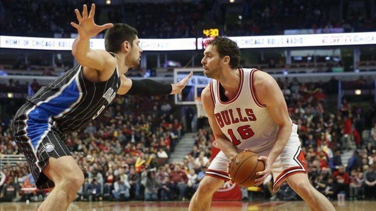 Gasol ante Vucevic.-Foto: EFE / KAMIL KRZACZYNSKI