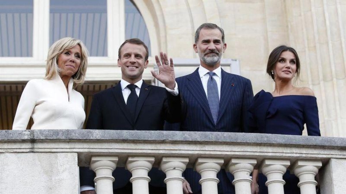 Los reyes Felipe y Letizia, junto al matrimonio Macron, saludan desde el balcón del Grand Palais, este viernes.-AP