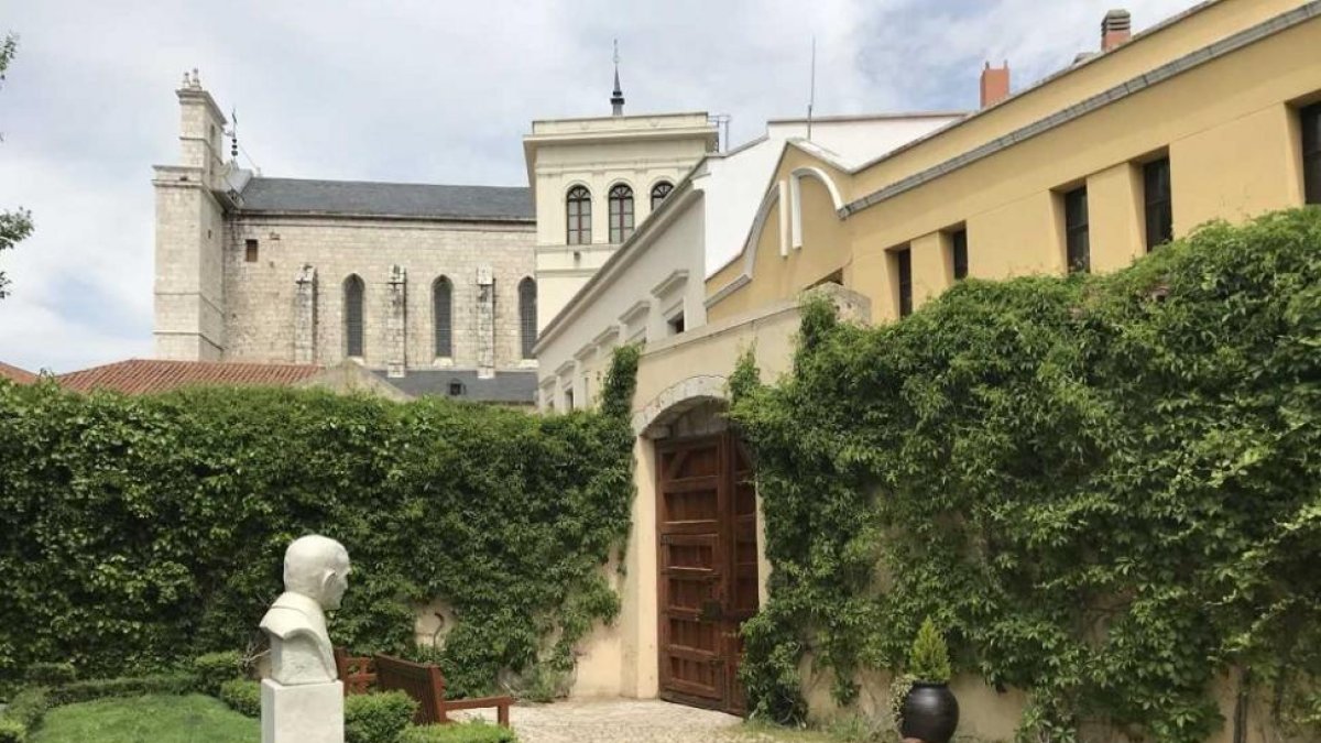 Aspecto que presenta el jardín romántico de la casa Zorrilla tras su restauración.-E.M.