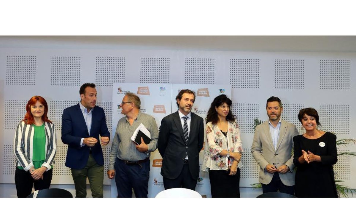 El director general de Turismo, Javier Ramírez (C), mantiene una reunión con los concejales de Turismo de las capitales de provincia para coordinar la regulación de las viviendas de uso turístico-Rubén Cacho / ICAL