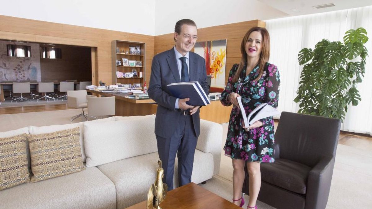La presidenta de las Cortes regionales, Silvia Clemente, recibe al presidente del Consejo Económico y Social de Castilla y León, Germán Barrios, que le presenta la Memoria de actividades del 2016 de esa institución-Miriam Chacón / ICAL