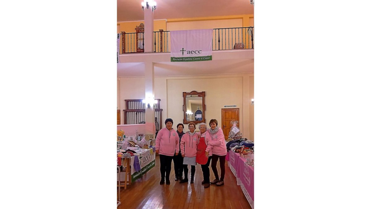 Integrantes de la Junta Local de Medina de Rioseco, en el mercadillo solidario.-EL MUNDO
