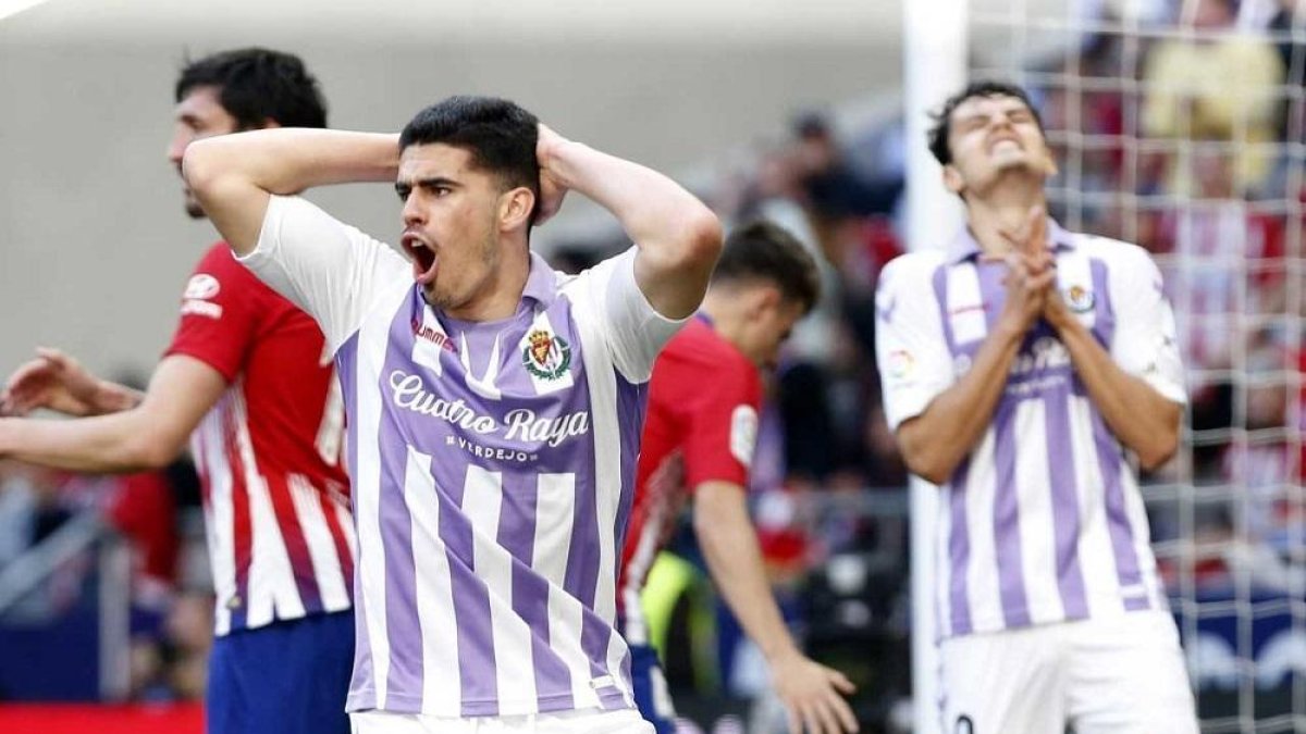 Miguel y Ünal lamentan una ocasión fallada en los minutos finales.-PHOTO-DEPORTE