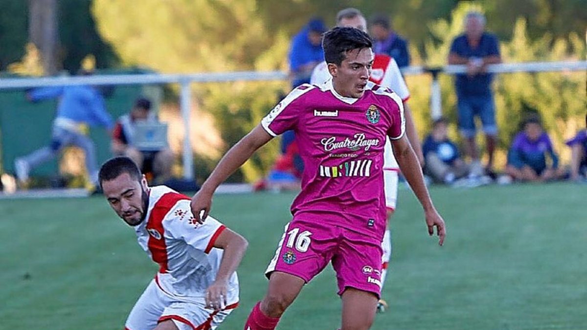 El debutante Cotán saca el balón controlado ante la presencia de Unai López.-J. M. LOSTAU