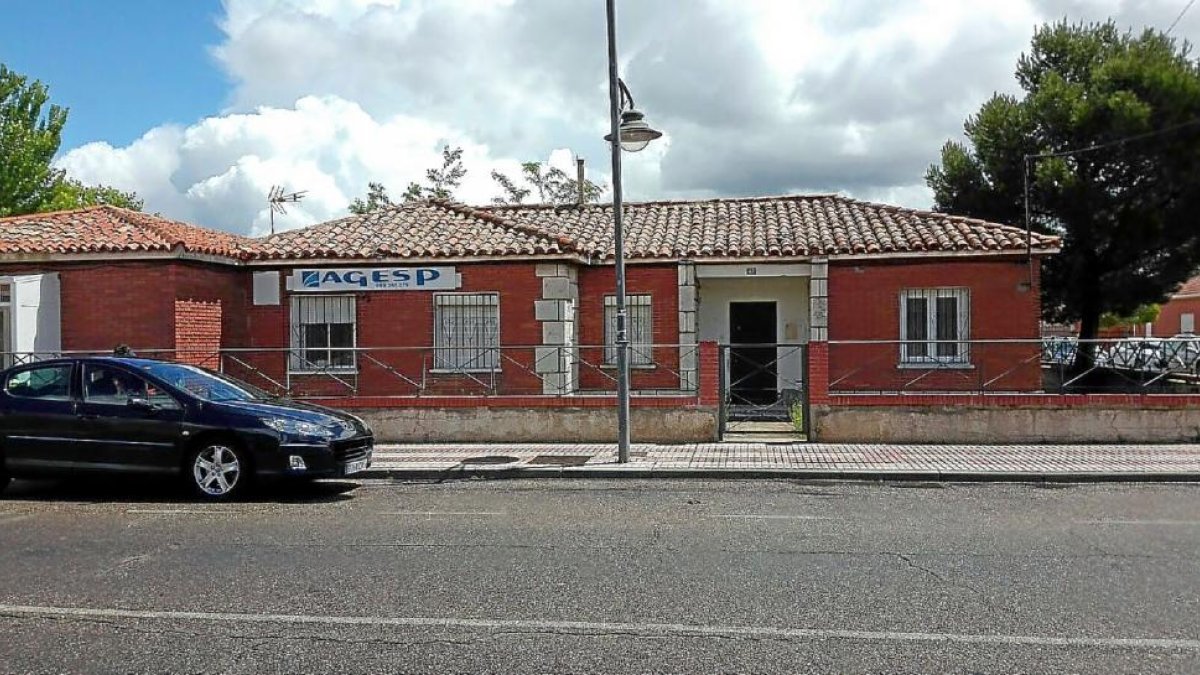 Edificio del antiguo consultorio médico de Santovenia que se derribará para ubicar el nuevo centro cívico-EL MUNDO