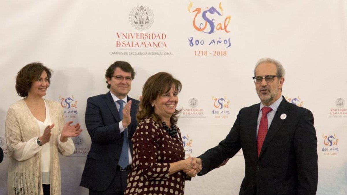 Pilar Platero y Daniel Hernández Ruipérezsuscriben un convenio de colaboración para la cesión del edificio del Banco de España en Salamanca a la Usal para que sea la sede del Centro Internacional de Referencia del Español.-ICAL