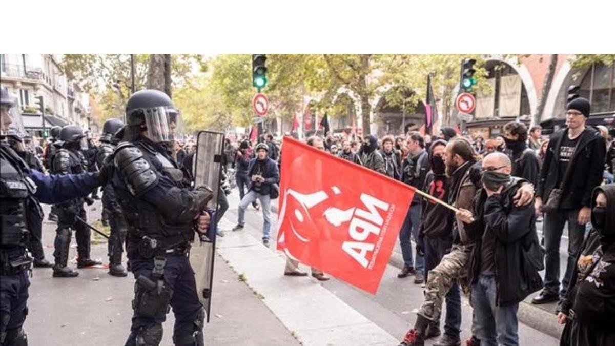 Ciudadanos se enfrentan a miembros de la policia antidisturbios durante una manifestacion en Paris Francia hoy 10 de octubre de 2017. /-CHRISTOPHE PETIT TESSON / EFE