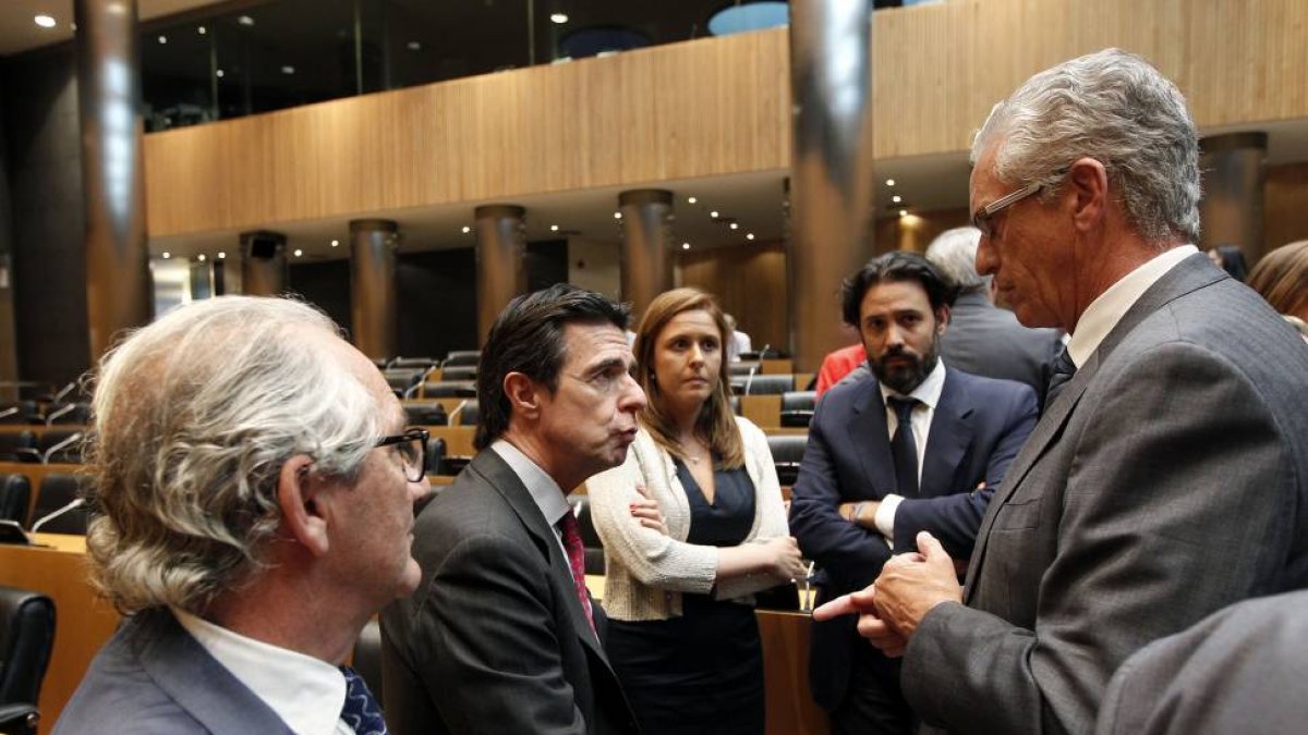 El ministro de Industria, Energía y Turismo, José Manuel Soria, dialoga con varios diputados antes de comparecer en la Comisión del ramo del Congreso de los Diputados e informa sobre varios asuntos vinculados con Soria y la central de Santa María de Garoñ-Ical
