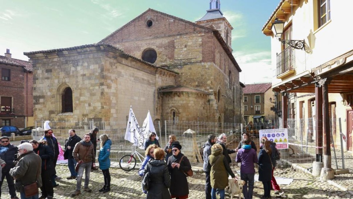 Varias personas se concentran en la Plaza del Grano de León para impedir la entrada de maquinaria pesada a la obra de remodelación.-ICAL