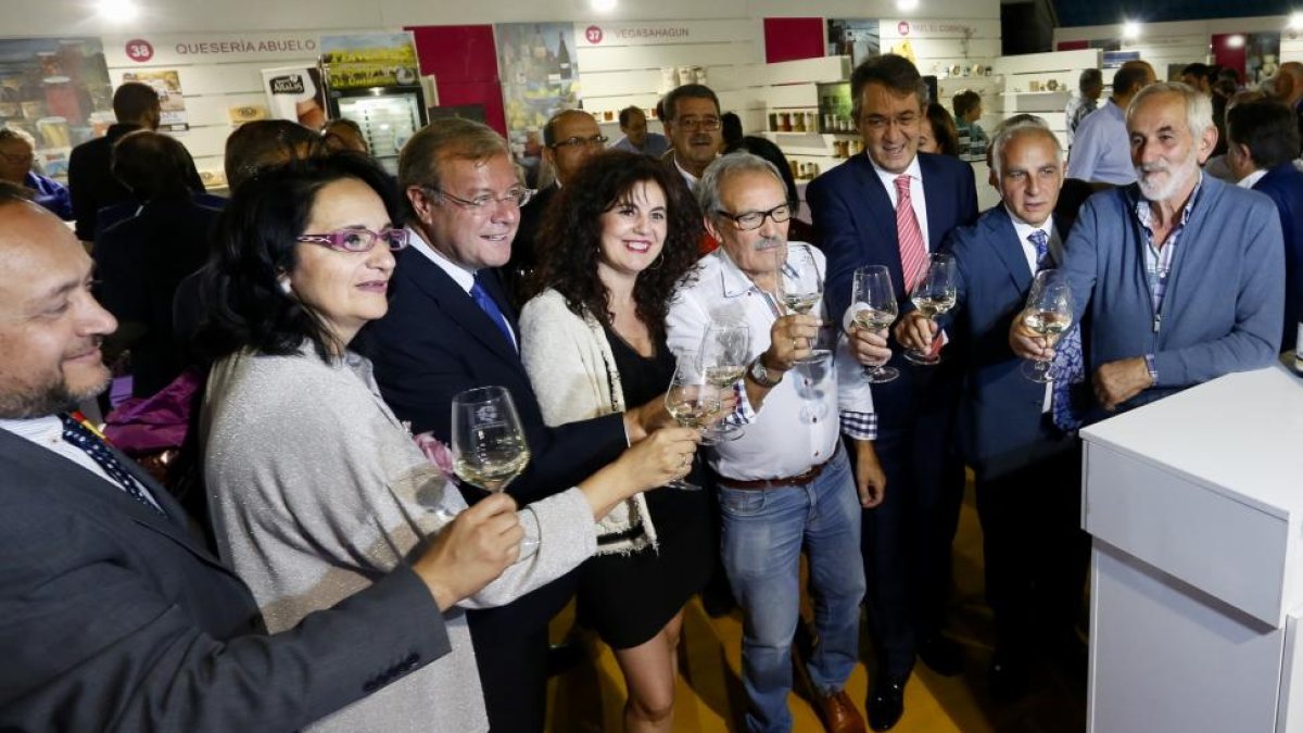 Brindis de las autoridades en el inicio de la Feria Productos de León.-ICAL