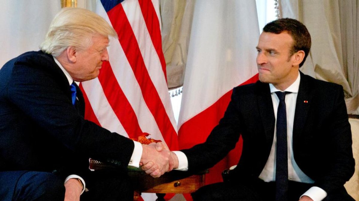 Trump y Macron se miran durante el estrecho apretón de manos que han protagonizado, el jueves en Bruselas.-REUTERS