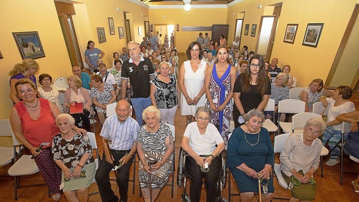 Los diez mayores de 90 años con la ‘llave del municipio’ de Esguevillas de Esgueva en el acto que homenajeó su vida.-J.M. LOSTAU