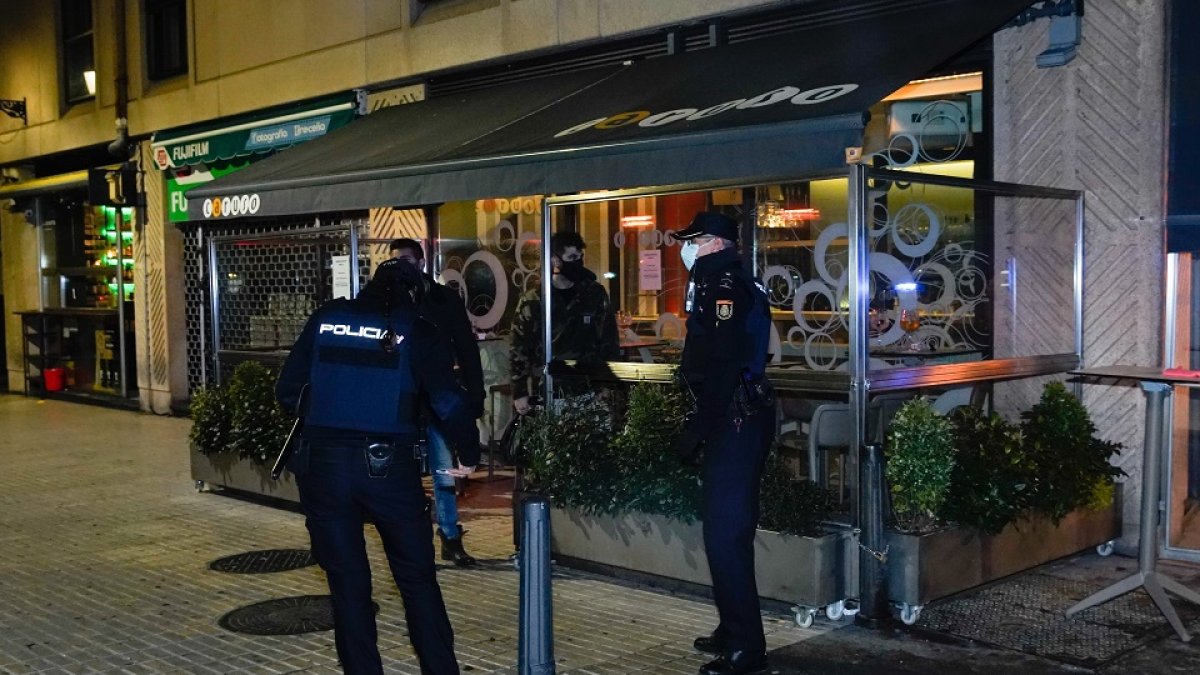 Primera noche del toque de queda a las ocho en Valladolid. - JUAN MIGUEL LOSTAU