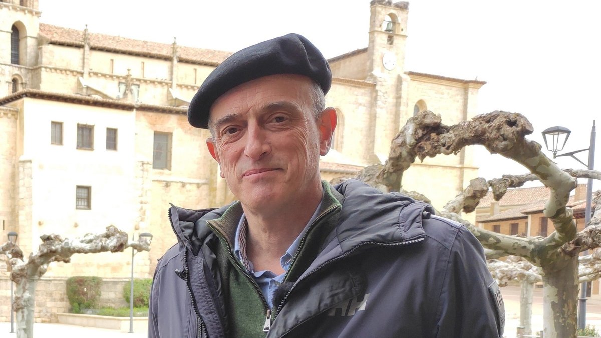 Enrique Martínez, responsable de Proyecto Arraigo, en la localidad palentina de Paredes de Nava.- ARGICOMUNICACIÓN