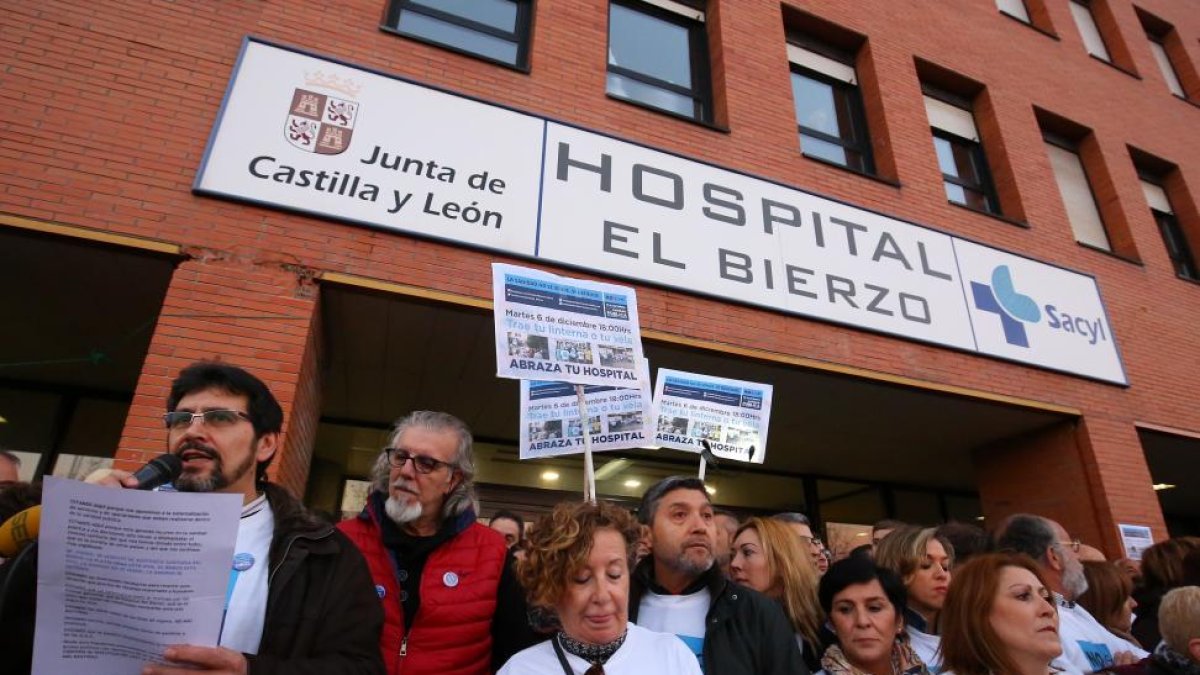 Protesta bajo el lema ‘Abraza tu hospital’, de la Plataforma en Defensa de la Sanidad del Bierzo y Laciana en el hospital ‘El Bierzo’.-ICAL