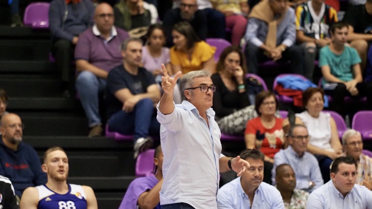 Paco García da indicaciones en el partido ante San Pablo Burgos. / PHOTOGENIC