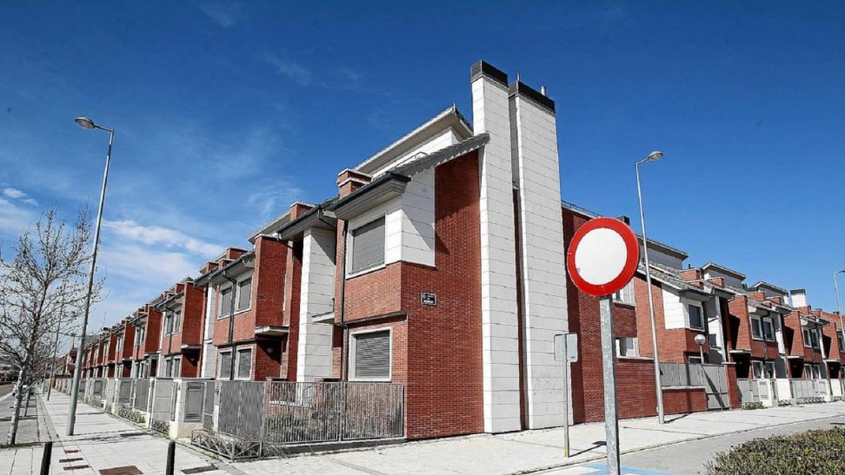 Viviendas adosadas en la zona del Peral.-J. M. LOSTAU