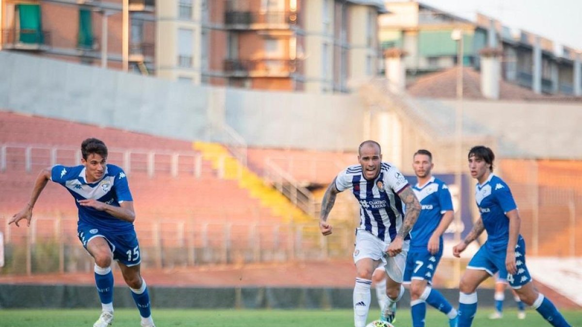 Sandro, autor del gol del Real Valladolid, corre tras el balón en el partido disputado ayer en Italia.-RVCF