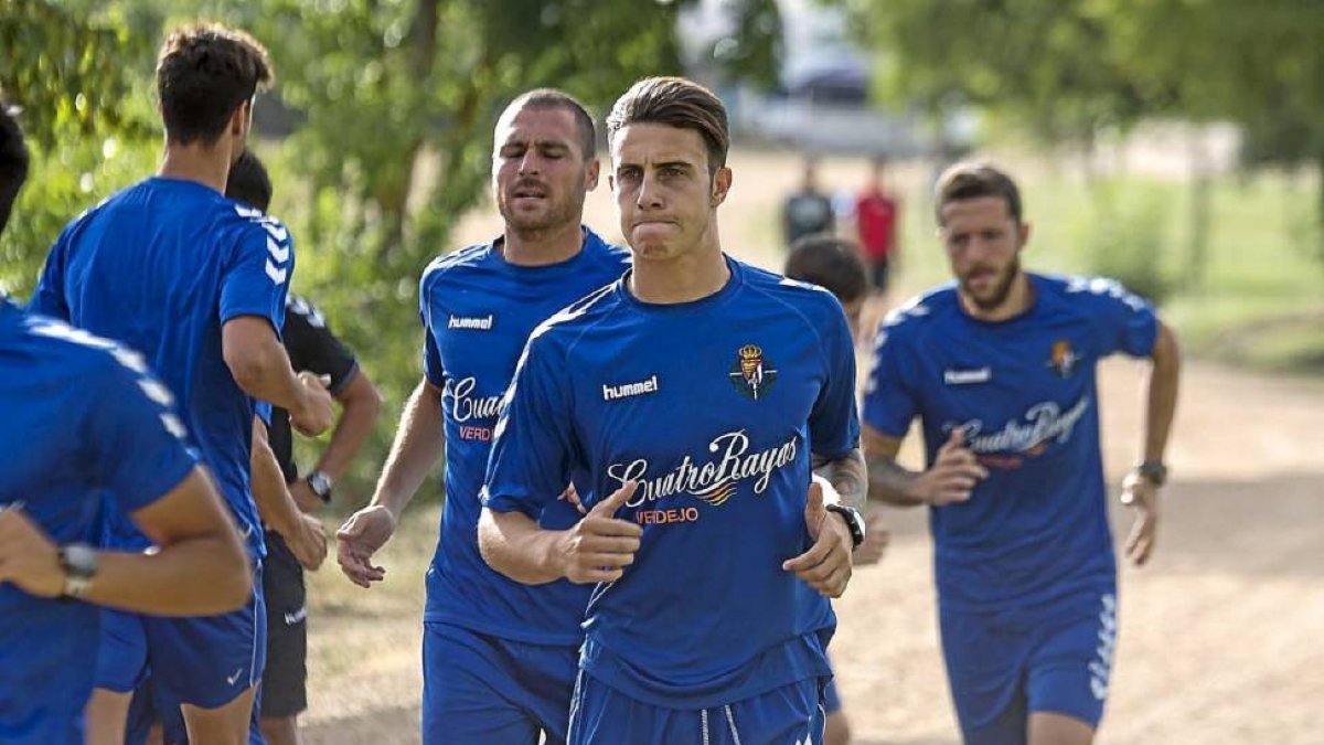 Hermoso, en primer plano, participa junto a sus nuevos compañeros en el entrenamiento vespertino.-Miguel Ángel Santos
