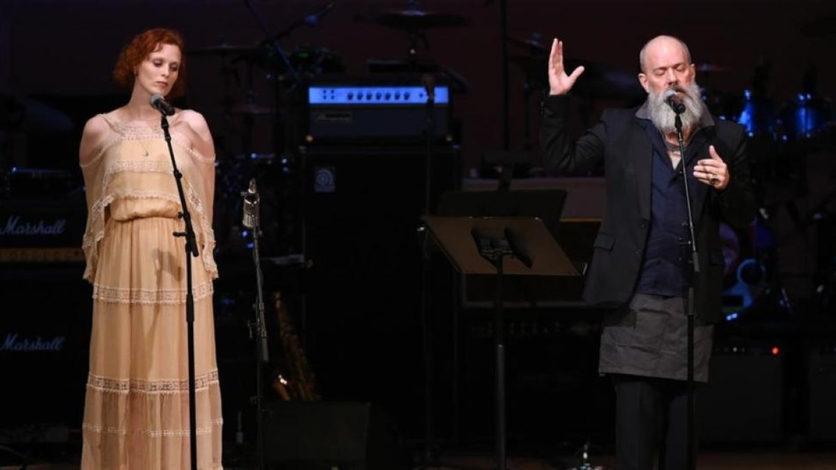 Michael Stipe y Karen Elson, durante la interpretación de 'Ashes to ashes' en la gala de homenaje a Bowie.-Evan Agostini