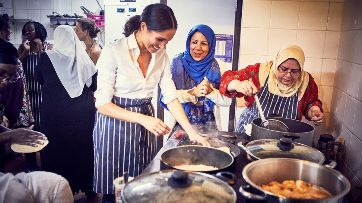 a duquesa de Sussex cocinando en el Hubb Comnnunity Kitchen.-HANDOUT