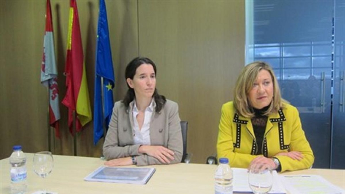 Irene Núñez y Pilar del Olmo, ayer, en la presentación de las medidas al sector del comercio.-ICAL