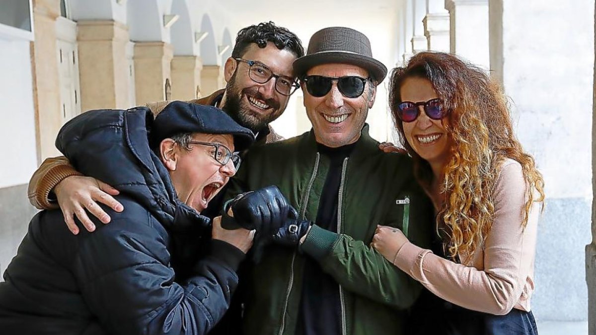 Óscar de la Fuente (Poncia), José Manuel Mora, Eusebio Poncela (Bernarda Alba) y Carlota Ferrer, ayer, en el teatro Calderón-J. M. LOSTAU