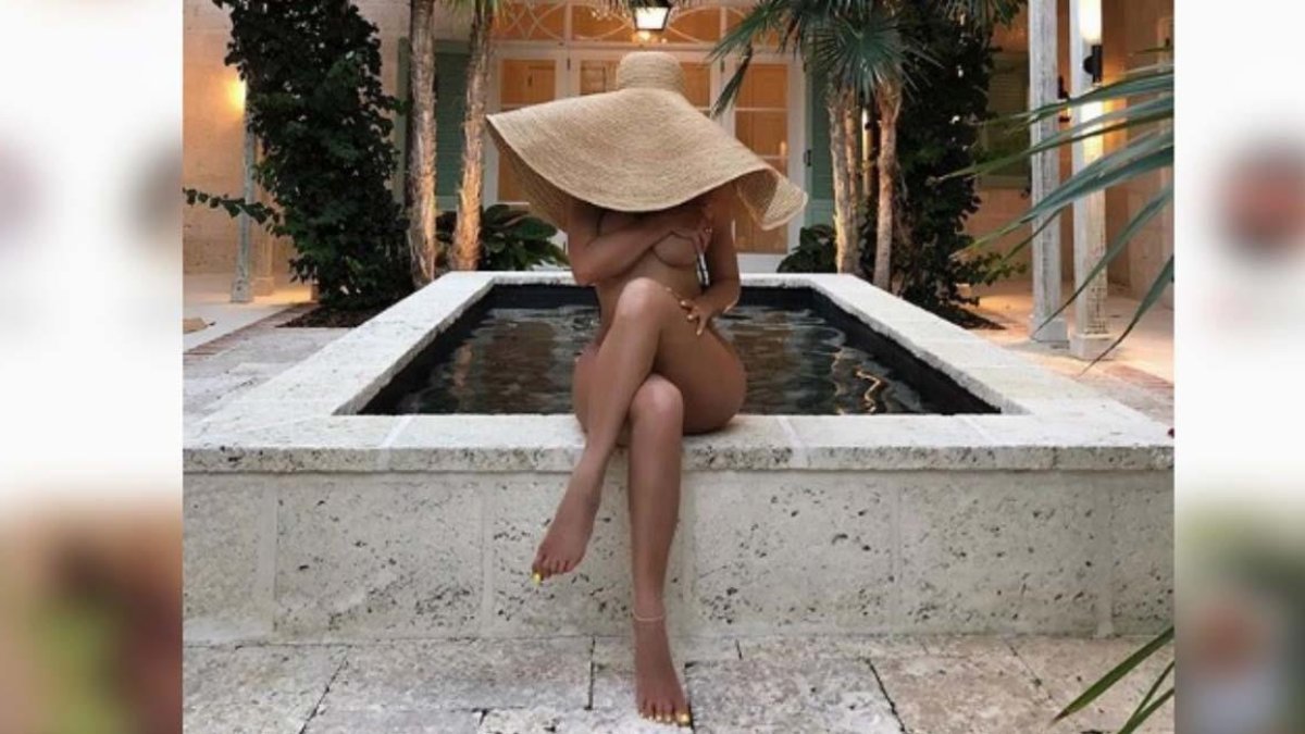 Kylie Jenner inaugura su verano en redes con un posado desnuda.-