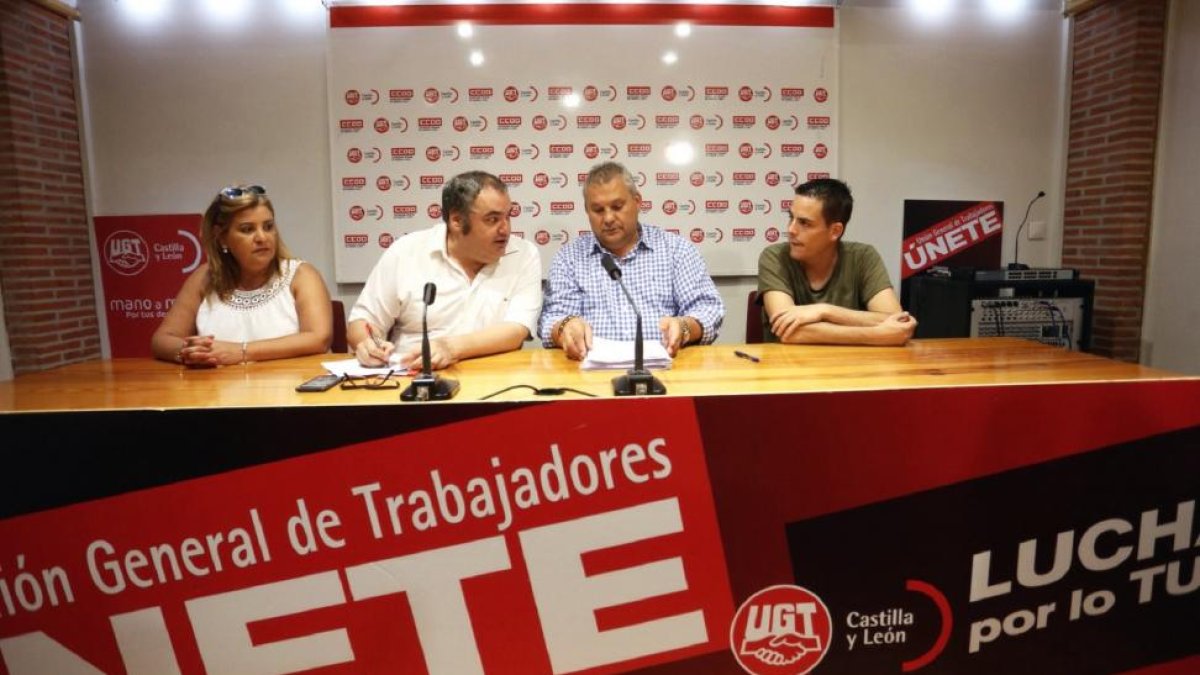 Los secretarios de Acción Sindical de FSP UGT, Tomás Pérez; y Servicios a la Ciudadanía de CCOO, Juan Carlos Cáceres, analizan el conflicto colectivo que mantienen los trabajadores del transporte sanitario.-ICAL