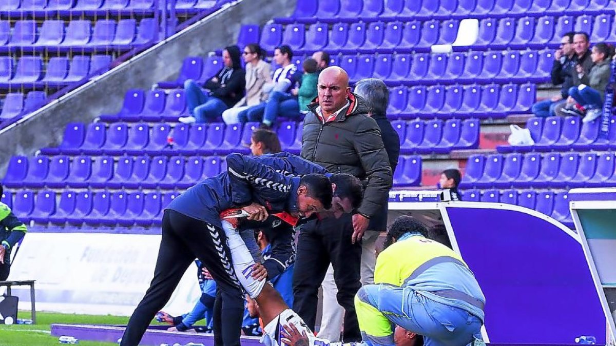 Luis César observa cómo un jugador es atendido en la banda.-MIGUEL ÁNGEL SANTOS