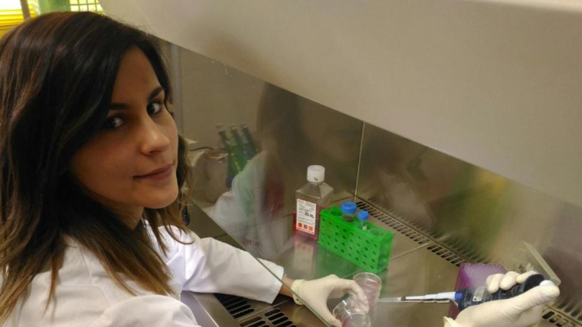 La investigadora Carolina Méndez en el Instituto de Biomedicina de León.-EL MUNDO