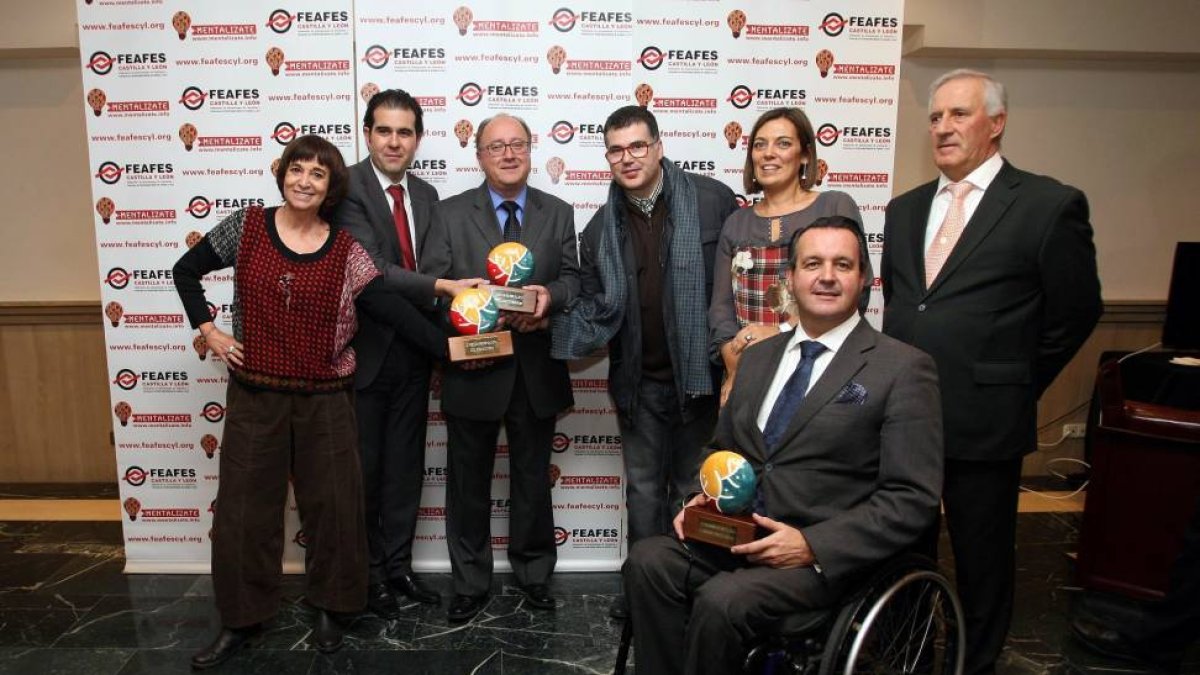 La consejera de Familia e Igualdad de Oportunidades, Milagros Marcos, posa con los galardonados en la VII Edición de los Premios de la Federación Castellano Leonesa de Asociaciones de Familiares de Enfermos Mentales (Feafes) de Castilla y León-Ical
