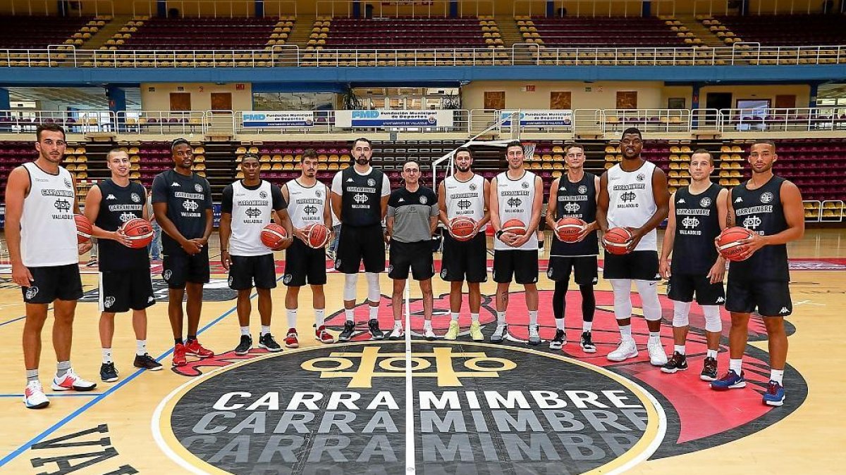 Los jugadores del Carramimbre Ciudad de Valladolid posan junto a su entrenador, en el centro.-J.M. LOSTAU