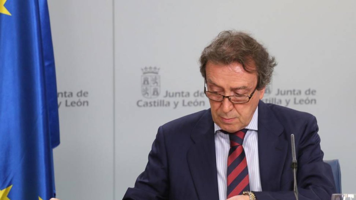 El consejero de la Presidencia, José Antonio de Santiago Juárez en rueda de prensa para explicar los contenidos del primer Consejo de Gobierno de la Junta tras las vacaciones estivales ICAL El consejero de la Presidencia y portavoz, José Antonio de Santi-Ical