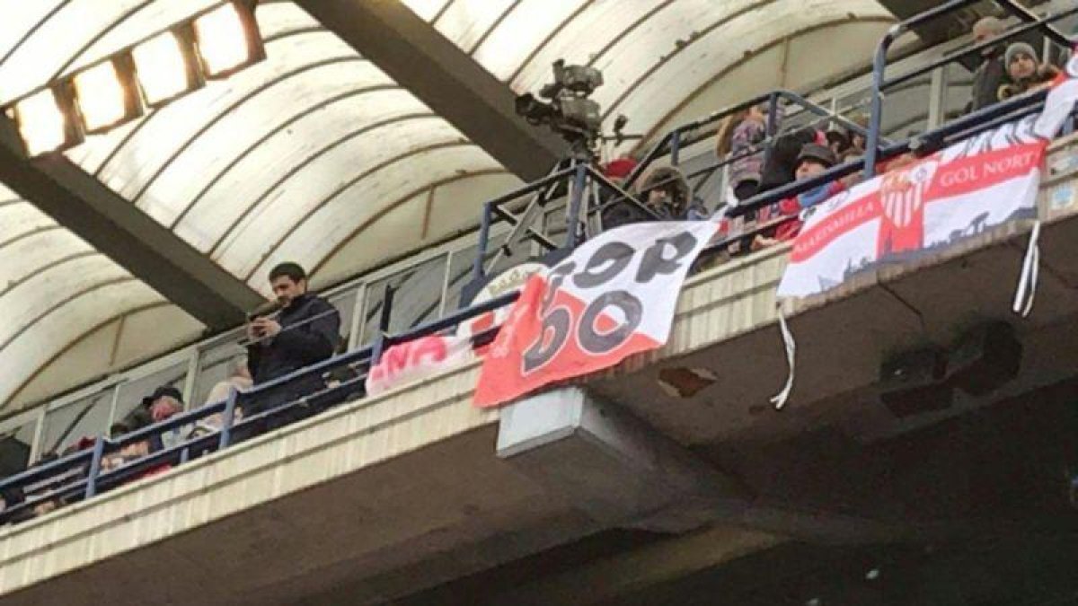 La pancarta con la que los Biris se acordaron del presunto violador.-TWITTER