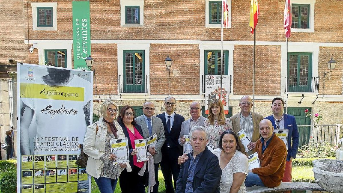 Foto de familia: de pie, Amelia Aguado, Lucía García, Luis Antonio Gómez, German Vega, Alfonso Centeno, Mar Sancho, Jesús Julio Carnero y Benjamín Sevilla; sentados, Luis Miguel García, Esther Pérez Arribas y Eduardo Vasco, ayer, en la Casa Cervantes de V-J. M. LOSTAU