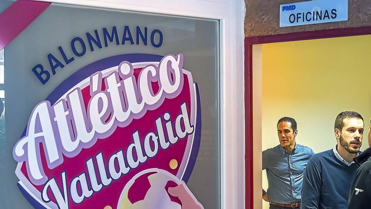 El presidente del Atlético Valladolid MarioArranz y el entrenador Nacho González antes del huracán.-M. A. SANTOS