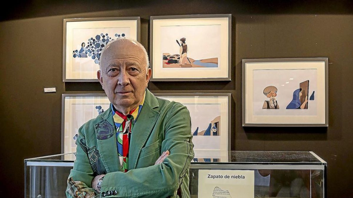 José Noriega, en la pasada Feria del Libro de Valladolid, con la portada de la revista que hoy ve la luz.-Gerardo Sanz.