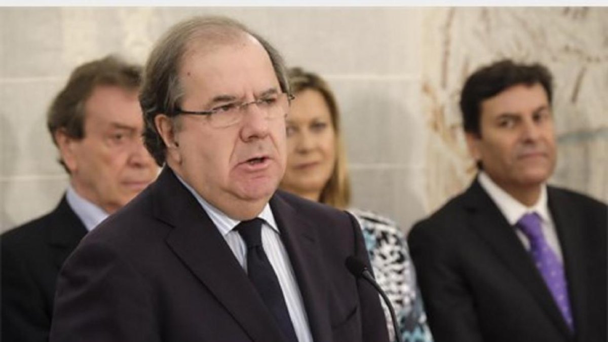 El presidente de la Junta, ayer en las Cortes, acompañado de los consejeros De Santiago-Juárez, Del Olmo y Carriedo.-EP