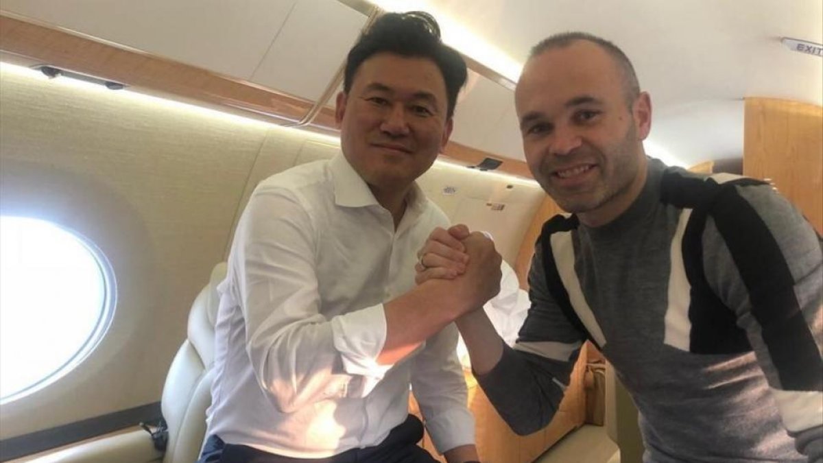 niesta y Mikitani, dueño de Rakuten, en su vuelo a Japón.-EL PERIÓDICO