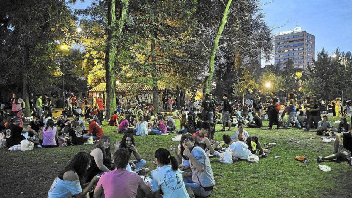 Jóvenes bebiendo en la zona de Moreras.-EL MUNDO